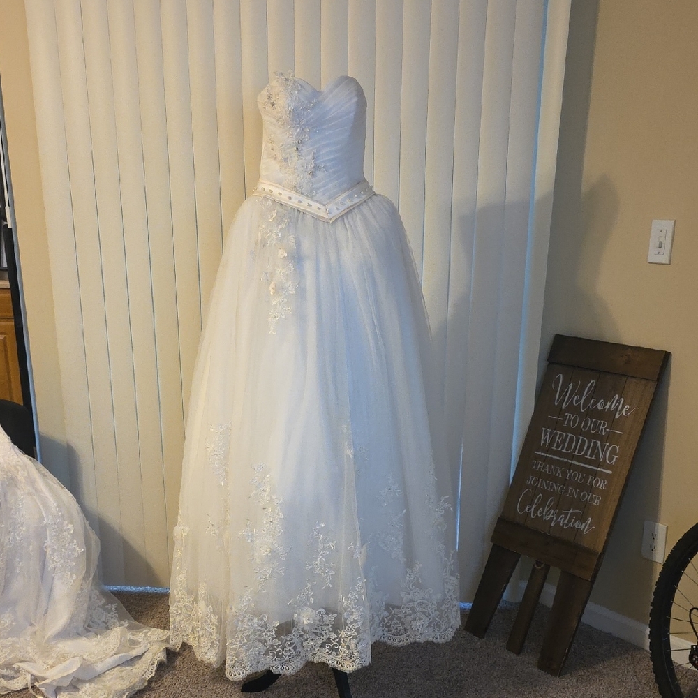 Elegant Strapless Wedding Dress